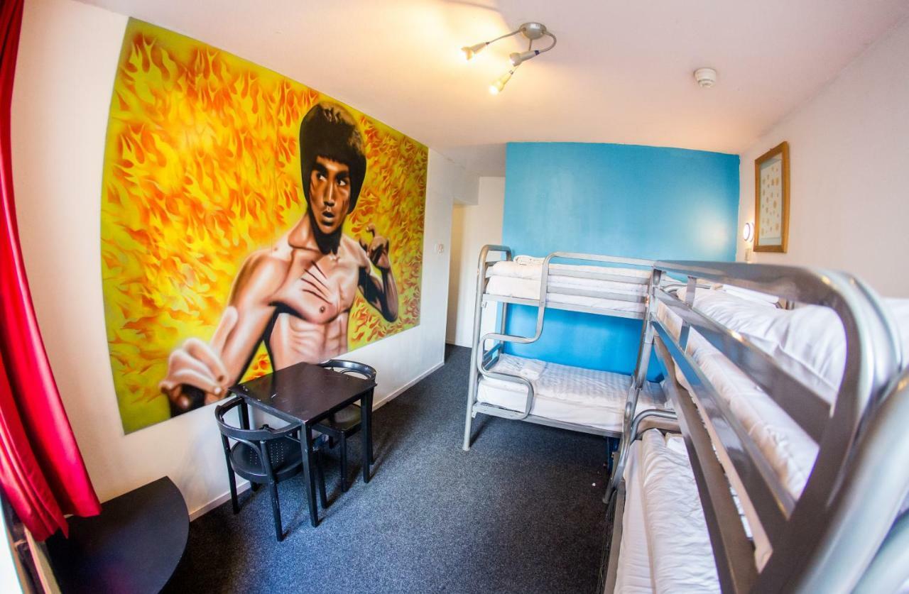 Cama en habitación compartida femenina de 6 camas